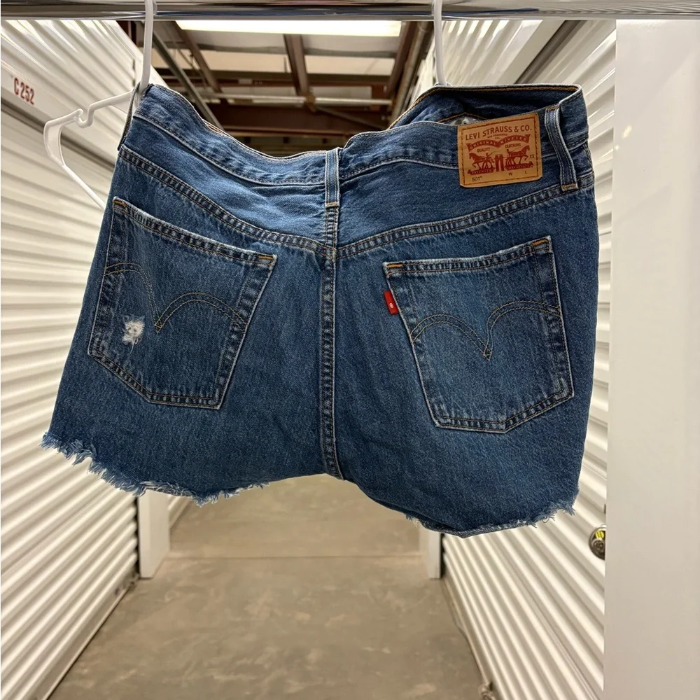 Levi’s Distressed Denim Women Shorts - Picture 2 of 3